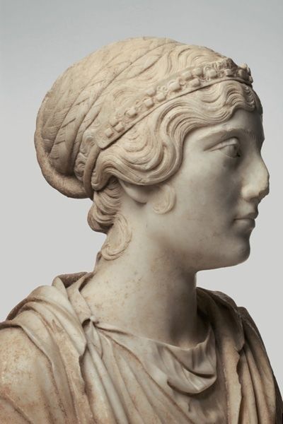 Marmeren buste van een Romeinse vrouw met opgestoken kapsel en haarband